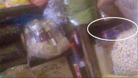 Các chai nước gia vị lẩu được cất kỹ trong các kệ hàng của người bán hàng khô, chỉ người trong nghề mới mua được.