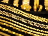 Theo các công ty vàng, việc giá vàng thế giới bất ngờ lao dốc, lãi suất tiết kiệm giảm tạo ra sức mua vàng ngoài dự đoán, khiến NHNN thêm khó khăn trong điều hành giá vàng.