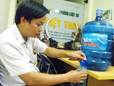 Anh Nguyễn Anh Sơn rùng mình khi phát hiện ra bình nước lọc mình thường xuyên uống lại chứa bọ gậy và có nhiều vẫn đục. (Ảnh: GDVN)