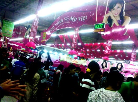 Từ 5/10 đến 23/10, tại BigC., 1.350 mặt hàng mỹ phẩm, thời trang nhằm “Tôn vinh vẻ đẹp Việt” sẽ được giảm giá từ 5-50%.