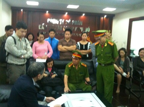 Công an Quận yêu cầu Kinh Đô phải mở ngay thang máy cấp cứu để cư dân có thể sử dụng.