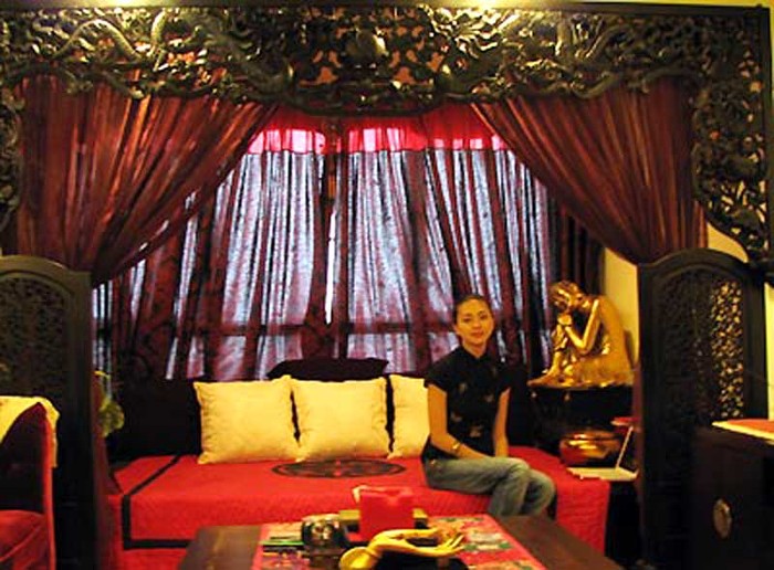 Không xa hoa, lộng lẫy như nhiều bạn đồng nghiệp khác, Ngô Thanh Vân lại chọn cho căn nhà nhỏ bé của mình theo màu sắc của Phật giáo.