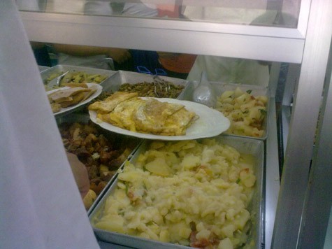 Món khoai tây xào nát vụn và một số món ăn quen thuộc tới nhàm chán tại căn tin các trường đại học.