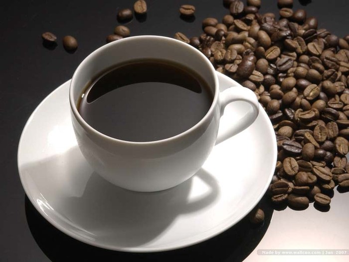7. Café: Những hạt cà phê chứa rất nhiều các chất kích thích hóa học khác nhau, nếu được sử dụng với số lượng cao, sẽ trở nên độc hại. Chất caffeine gây ra lo âu, rối loạn giấc ngủ và nhiều vấn đề về hệ thống tim mạch.