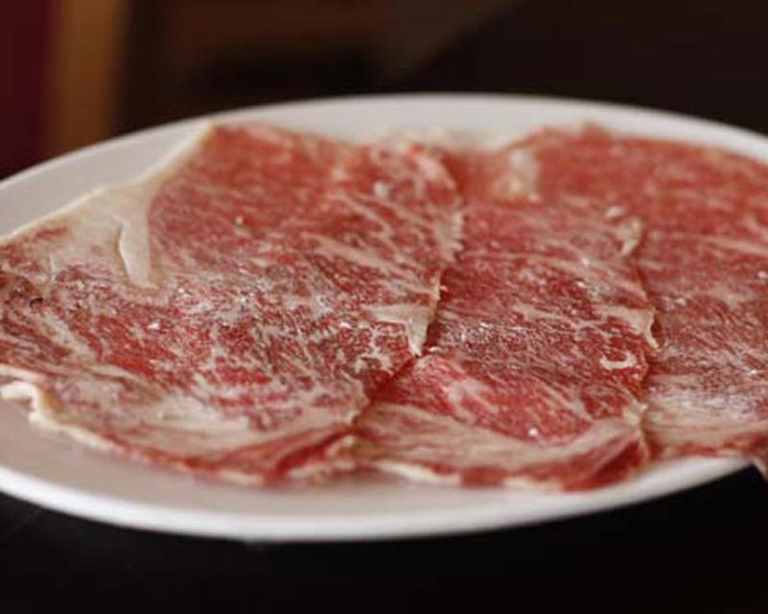 Điều khiến món ăn này đắt đỏ là giá nguyên liệu cao và khâu chế biến cầu kỳ. Trên thị trường hiện nay, một cân thịt bò Kobe từ 3,5 triệu đồng đến 17 triệu đồng, tùy từng bộ phận. “Với thịt tươi, bò Kobe có những vân mỡ đường tròn, khác hẳn loại thịt bò thường. Mỡ càng ít, càng mỏng thì thịt càng đắt. Sau khi chế biến, miếng thịt phải mềm, thơm, không có gân xơ cứng, bề mặt mịn thì mới đúng là bò Kobe”, đầu bếp Thắng tư vấn.