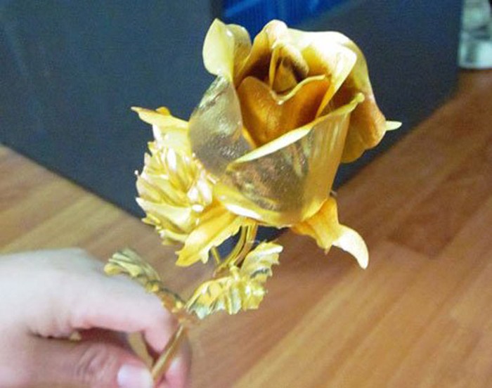 100 bông hồng được làm bằng vàng 24K nguyên chất do Công ty CP quốc tế Thịnh Đạt phân phối, dành cho các đấng mày râu "chịu chơi" làm quà tặng cho những người phụ nữ đặc biệt của mình trong ngày 20/10.