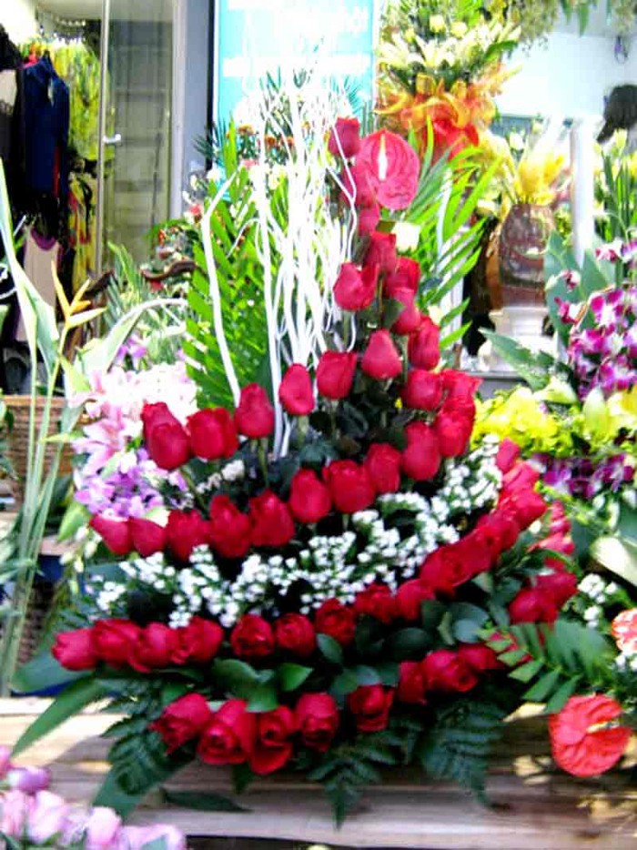 : Theo các chủ shop, những bó hoa có giá cao đều do nguyên liệu và cách bó hoa. Ảnh: Lẵng hoa gồm 100 bông hoa hồng này có giá 1,6 triệu đồng.