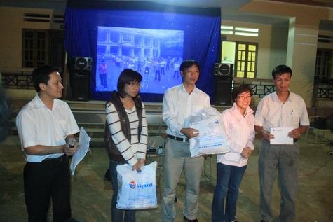 Bà Nguyễn Anh Đào (phải) thay mặt Công ty CP Vietravel trao tặng 10.000.000 đồng và 300 đôi tất cho trẻ em nghèo Nậm Mười (Yên Bái)
