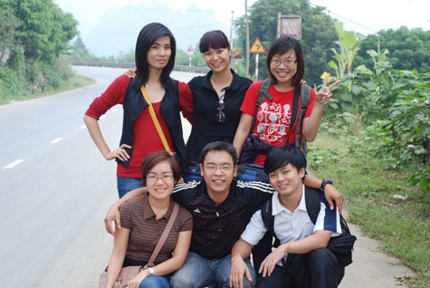 Bạn Trương Hải Nam (phía ngoài cùng bên tay phải) cùng đoàn khảo sát của Công ty Vietravel.