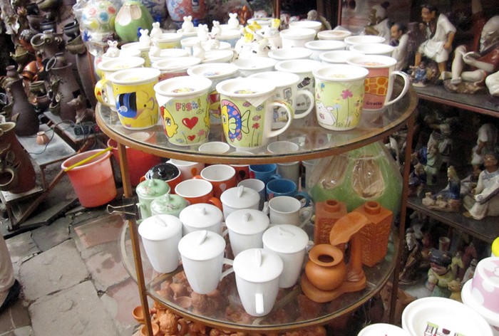 Dạo quanh một vòng chợ gốm sứ Bát Tràng, không khó để tìm thấy nhiều mặt hàng sứ Trung Quốc được bày bán lẫn với sản phẩm của làng nghề truyền thống.