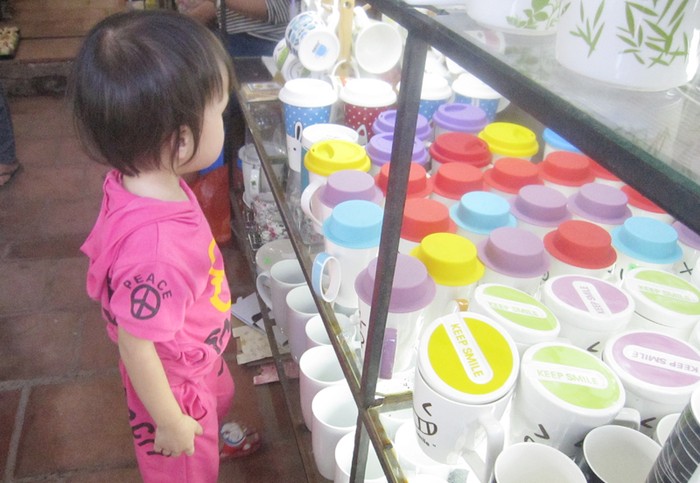 Màu sắc và kiểu dáng bắt mắt của các sản phấm sứ Trung Quốc thu hút được sự quan tâm của các em nhỏ.