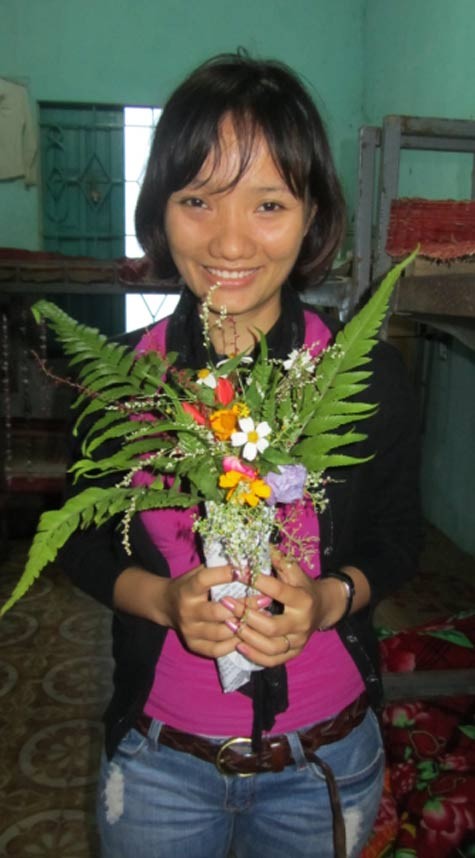 "Tôi sẽ đem hoa rừng cùng những tình cảm nồng ấm mà các em tặng về trao lại cho chồng" - Chị Nguyễn Ngân, một nhà hảo tâm tham gia chương trình thiện nguyện do báo Giáo Dục Việt Nam tổ chức đã tâm sự.