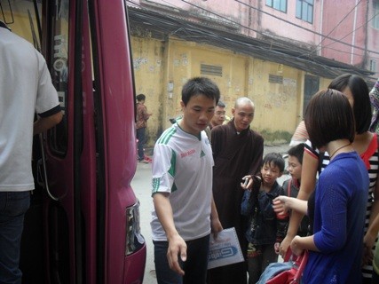 Không quản ngại đường xá xa xôi, 2 bạn trẻ Bùi Tùng Lâm (9 tuổi) và bé Trần Hùng Khánh (8 tuổi) đã theo chân sư thầy để lên chia sẻ với các bạn vùng cao. (Ảnh: Sỹ Nam)
