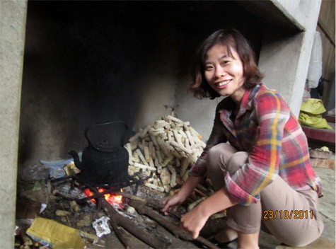Chị Trịnh Thị Phương Hoa, công ty Việt SSI đã lặn lội một mình bắt xe khách ngoài bến, quyết tâm đến với các em nhỏ vùng cao miền núi. (Ảnh: Tiểu Phương)