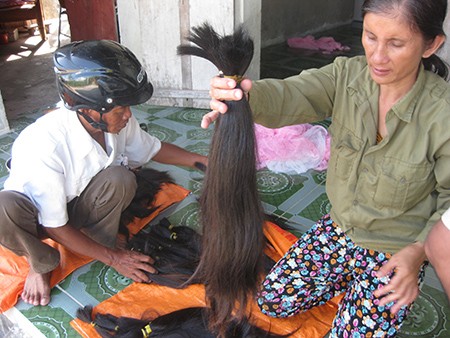 5. Mua bán tóc dài, tóc rối Thời buổi kinh tế suy thoái, trong khi nhiều mặt hàng đang “lao đao” thì tóc lại là mặt hàng khá hút khách. Mặc dù được liệt vào danh mục hàng phế liệu nhưng mỗi cân tóc có giá trị không kém gì vàng.