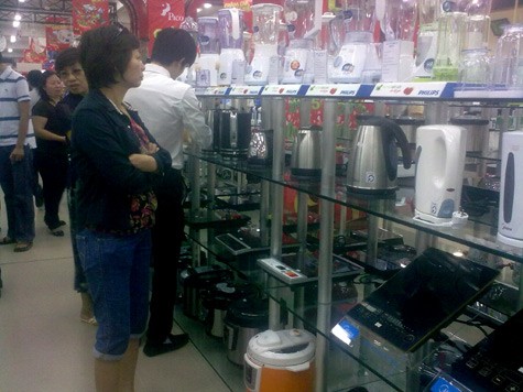 Ngày bình thường tại siêu thị điện máy Pico (Nguyễn Trãi, Hà Nội) chỉ bán được tầm 4 - 5 chiếc bếp từ nhưng 2 ngày vừa qua tăng đột biến lên tới 20 chiếc/ngày.