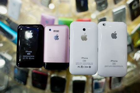 Hiện tại, mẫu điện thoại iPhone của hãng Apple bị làm nhái nhiều nhất vì đang được ưa chuộng trên toàn thế giới. Chỉ cần ham rẻ và mất cảnh giác, người tiêu dùng rất dễ mất tiền oan uổng vì những chiếc điện thoại kém chất lượngmà phần lớn có xuất xứ từ Trung Quốc này.