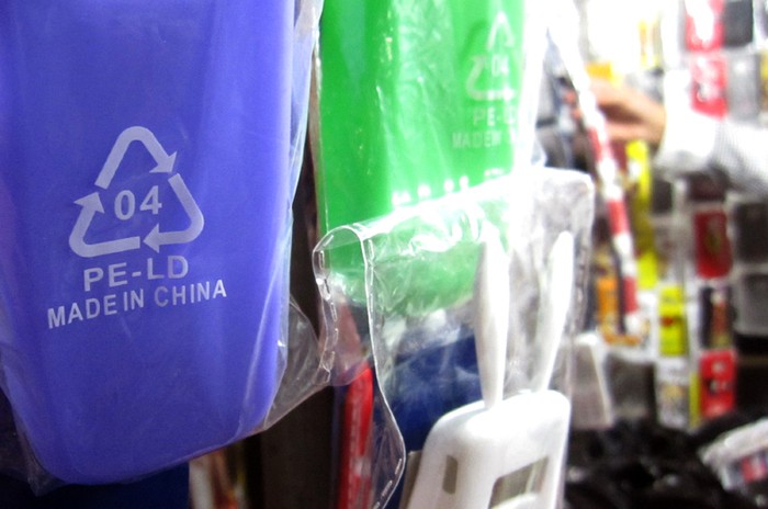 Từ đầu đến cuối chợ đêm Đồng Xuân, những mặt hàng gắn thương hiệu “Made in China” được bày bán nhiều đến nỗi người mua hàng ngỡ như đang đi chợ ở Trung Quốc.