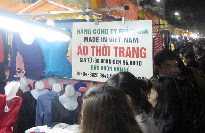 Trong khi đó, những gian hàng treo biển “Made in Viet Nam” như thế này phải tìm mỏi mắt khách hàng mới thấy.