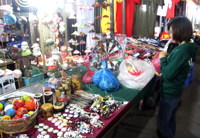Một số ít ỏi cửa hàng bán hàng truyền thống của Bát Tràng cũng chỉ có một vài khách đến xem.