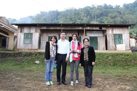Cô Anh Thơ, nguyên là giảng viên tiếng Anh trường ĐH Quốc Gia Hà Nội (phải) chụp ảnh lưu niệm với TBT báo Giáo Dục Việt Nam trong chuyến đi Kim Bon vừa qua.(Ảnh: Quốc Long)