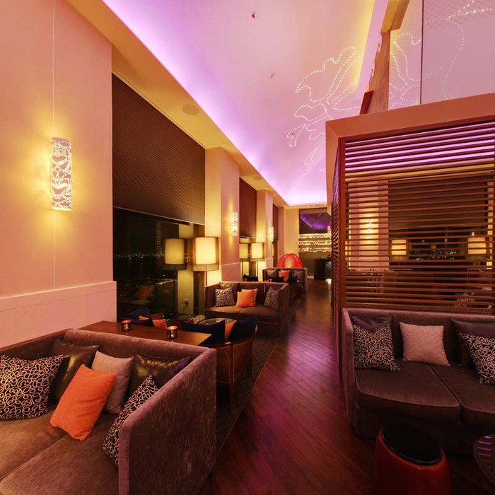 Được thiết kế bởi kiến trúc sư Victor Loh, Công ty thiết kế DP Design Singapore, Summit Lounge là sự kết hợp hài hòa giữa nét phóng khoáng tự nhiên của không gian ngoài trời và hơi thở hiện đại của nội thất bên trong.