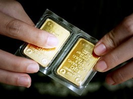So với cuối tuần vừa rồi, tình trạng “loạn giá vàng” đã phần nào được cải thiện khi khoảng cách giữa các thương hiệu vàng khác nhau đã giảm nhẹ, vàng Bảo Tín Minh Châu hiện vẫn đang bán rẻ hơn vàng SJC khoảng 400.000 đồng/lượng.