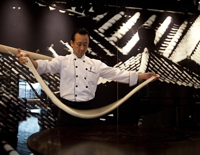 Bếp trưởng nhà hàng Ming (Sofitel Plaza), ông Jovi Cheng Kay Yan: Phải đưa cả tình yêu của mình “bày” lên trên đĩa thức ăn, chứ không đơn thuần là làm theo những khuôn mẫu đã định sẵn như một cỗ máy.