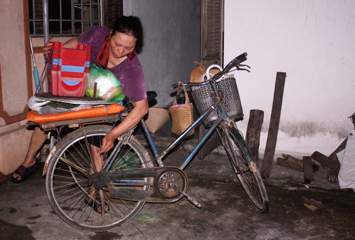 Chiếc xe đạp này đã theo bà được gần 30 năm, cứ ngày ngày bà lại chở những thúng xôi, đạp xe hơn chục cây số vào nội thành để bán hàng.