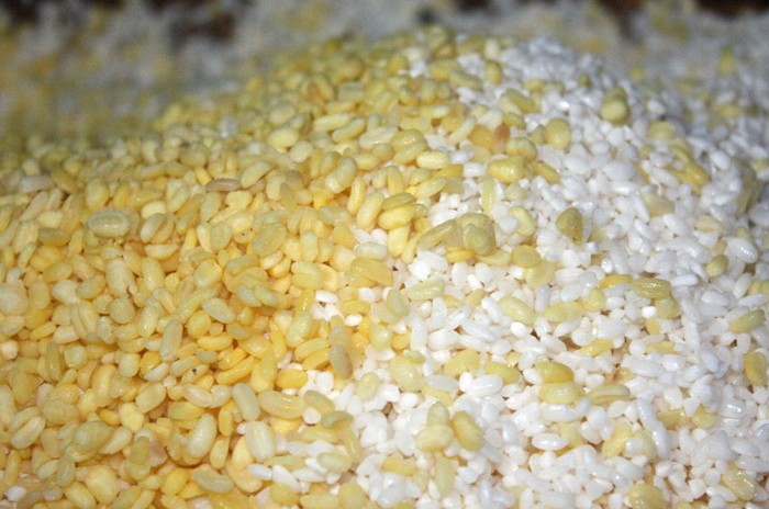 Nấu xôi đỗ phải chọn đỗ đã bóc vỏ, hạt đều, mẩy, sau đó đem ngâm đủ thời gian và trộn với gạo đã ráo nước.