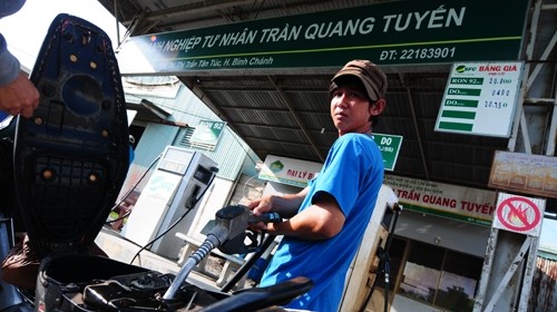 Cửa hàng xăng dầu DNTN Trần Quang Tuyến (thị trấn Tân Túc, huyện Bình Chánh, TP.HCM) có mẫu xăng 92 khi thử nghiệm chỉ còn là xăng 85 - Ảnh: Tuổi trẻ)