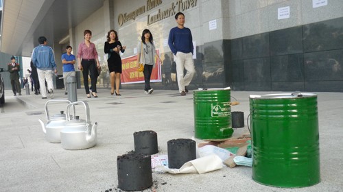 Khó có thể tưởng tượng cảnh người dân phải đem bếp than ra đun nấu tại tòa nhà hiện đại vào bậc nhất Việt Nam (Ảnh: Hoàng Lan).