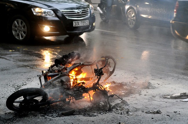 Người dân "ăn không ngon, ngủ không yên" khi xe máy Honda liên tiếp cháy nổ trên phố.