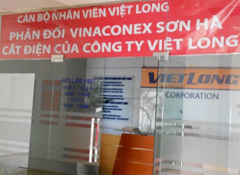 Cán bộ công nhân viên siêu thị điện máy Việt Long giăng biển, khẩu hiệu phản đối việc cắt điện của Vinaconex - Sơn Hà.