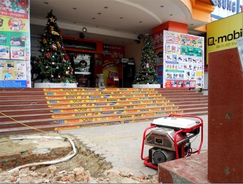 Vinaconex - Sơn Hà đã cắt điện nhiều ngày liên tục buộc siêu thị điện máy Việt Long phải sử dụng máy phát nổ.