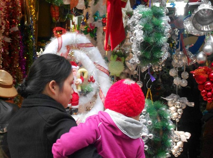 Đối với các em nhỏ, đây cũng là dịp được bố mẹ mua cho nhiều đồ chơi đẹp mắt. Mũ len hay những chiếc mũ đỏ của ông già Noel luôn là mặt hàng đắt khách trong dịp này.