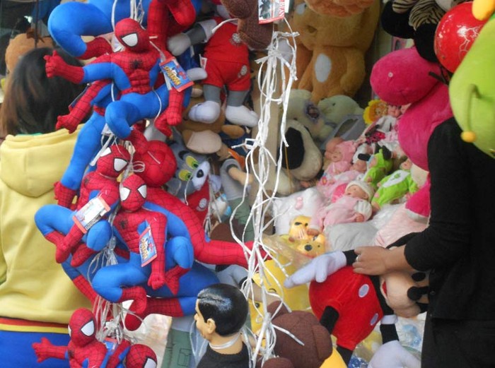 Siêu nhân, đồ chơi điện tử với nhiều mẫu mã đa dạng và phong phú là món đồ chơi yêu thích của các bé trai. Những chú người nhện tại cửa hàng chị An trên đường Lương Văn Can bán với giá 170.000 - 200.000 đồng/chiếc. Ngày cửa hàng của chị bán được gần 100 chiếc.