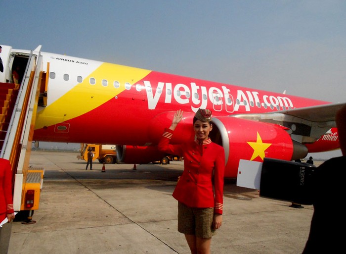 Hoa hậu Mai Phương Thúy bay chuyến đầu tiên cùng VietJetAir.