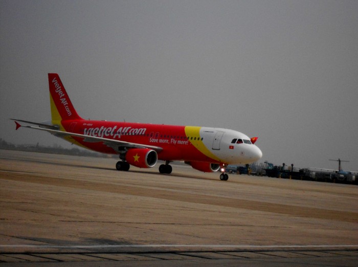 Chuyến bay thương mại đầu tiên của VietJetAir chính thức cất cánh lúc 9h30’ hôm nay tại sân bay Tân Sơn Nhất và hạ cánh lúc 11h05 tại sân bay Nội Bài