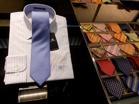 Cravat là quà tặng thông dụng nhất dành tặng cho các đấng mày râu, song làm thế nào để chọn được một chiếc cravat đẹp và hợp với sở thích của bố chồng (bố vợ) tương lai không phải là chuyện dễ dàng.