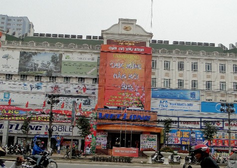 Thay vì "phản đối Việt Long", Vinaconex Plaza đã giăng biển "Chúc mừng năm mới 2012" khá bắt mắt, trên đó không quên "Chúc mừng Đảng bộ - chính quyền và nhân dân quận Hà Đông đoàn kết và thắng lợi trong năm 2012".