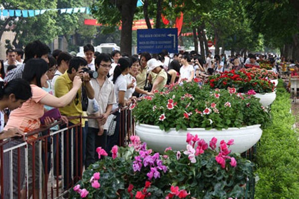 Ngày 1/1/2012, mặc dù thời tiết giá lạnh nhưng hàng vạn người dân Hà Nội và nhiều địa phương khác vẫn nô nức tham quan, vui chơi tại lễ hội Phố và Hoa Hà Nội 2012 tại khu vực hồ Gươm (Ảnh: HNMO)
