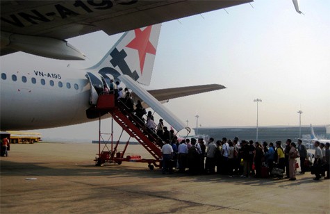 Hành khách của Jetstar Pacific có thể mang theo những bó đào, mai lên máy bay.