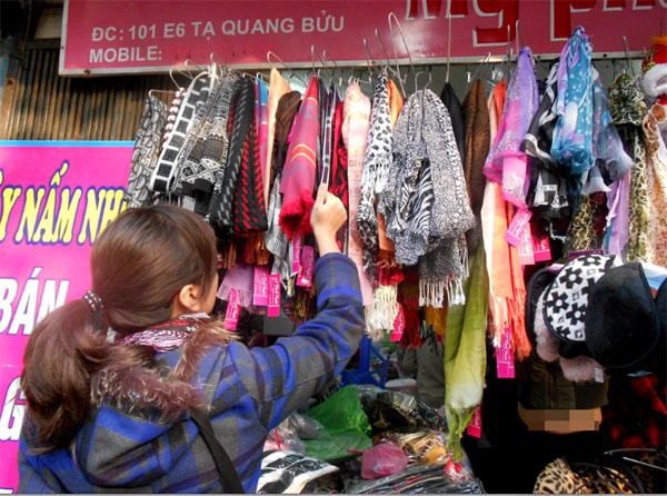 Chủ cửa hàng lưu niệm trên phố Tạ Quang Bửu (Bách Khoa, Hà Nội) cho biết: “Lượng khách mua khăn quàng cổ mấy ngày qua tăng từ 30 – 40%. Nhu cầu mua khăn tăng cao dẫn tới giá bán cũng bị đẩy lên từ 20 – 30% so với thời điểm đầu tháng 12/2010”. (Ảnh: Giáo Dục Việt Nam).