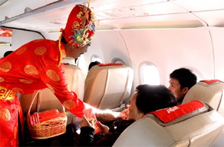 Tiếp viên "Táo quân" trao quà cho hành khách của VietjetAir trong ngày ông Công, ông Táo.