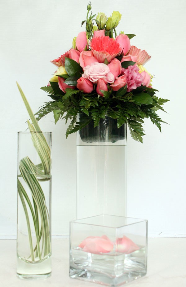 Nếu phòng khách nhà bạn có diện tích vừa phải thì mẫu cắm hoa này rất phù hợp. Bình hoa tượng trưng cho một gia đình ấm cúng, no đủ.
