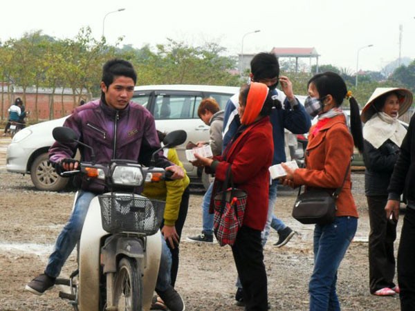 Ngay từ chỗ gửi xe, du khách đã bị "bao vây" bởi những người đổi tiền lẻ săn đón. (Ảnh chụp tại chùa Bái Đính, Ninh Bình, nguồn: Khoa học Đời Sống online).