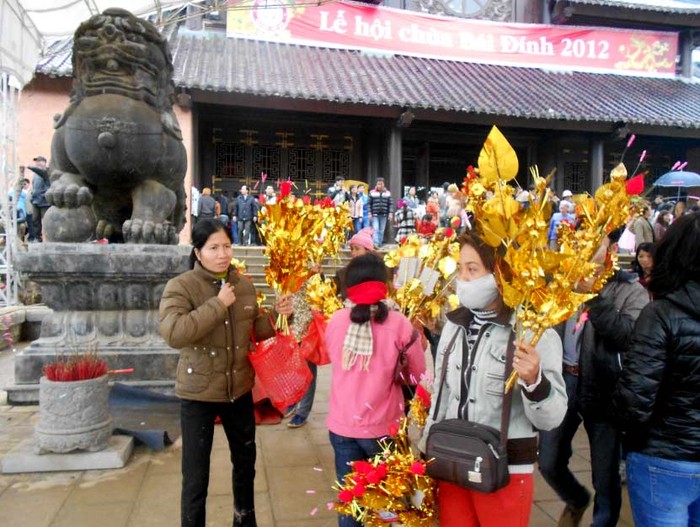Một cành lộc tại chùa Bái Đính được“hét giá” 15.000 – 20.000 đồng không mặc cả.