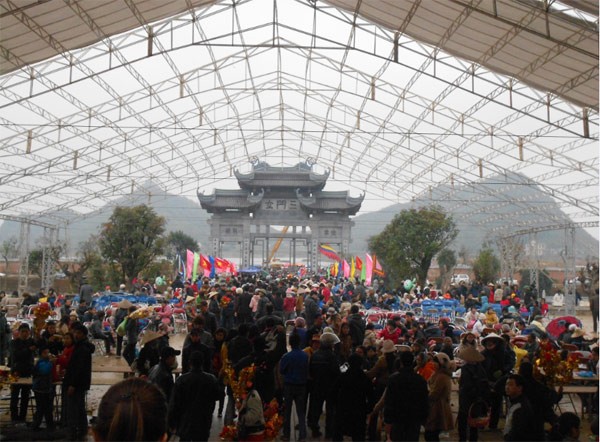Hôm qua (28/1, tức mùng 6 tháng Giêng), tại Ninh Bình, hàng vạn người đã đổ về chùa Bái Đính trong ngày khai hội để thắp nhang khấn Phật cầu mong một năm mới bình an và thịnh vượng.