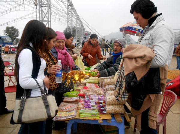 Các cửa hàng bánh kẹo, đặc sản Ninh Bình luôn luôn đông khách. Theo ghi nhận của phóng viên, giá cả có thể cao hơn gấp đôi, gấp rưỡi so với giá thị trường.